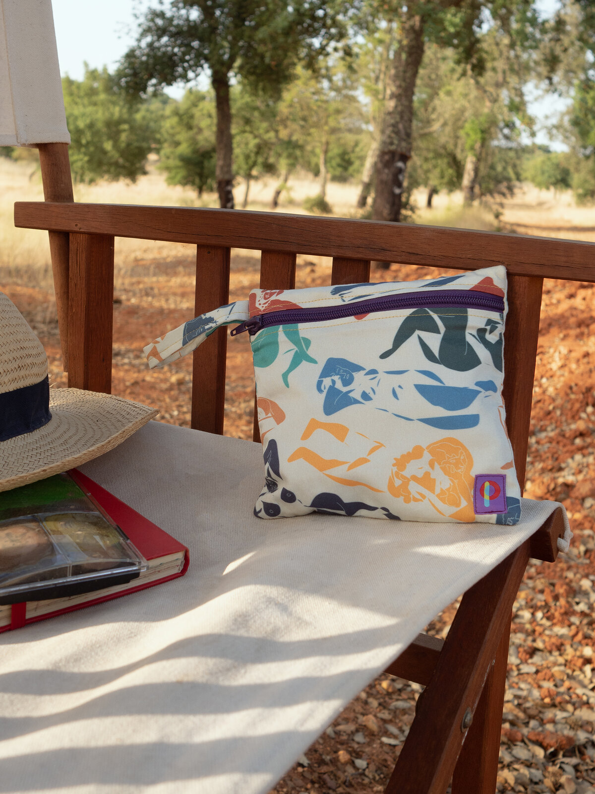 Bolsa Nus Reclinados Outonal estanque numa cadeira entre sobreiros