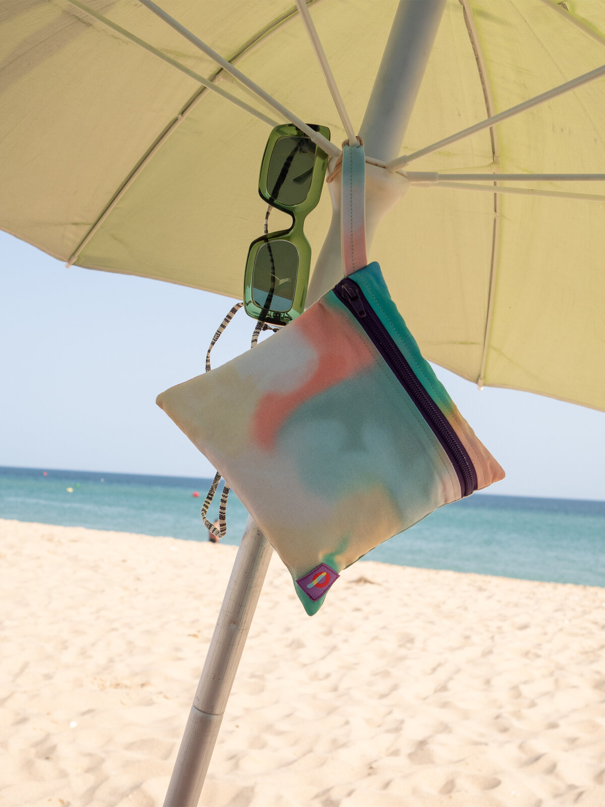 Bolsa Foggy Disco pendurado num guarda-sol na praia