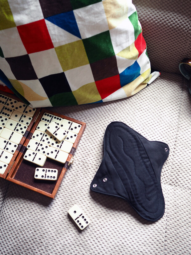 Penso reutilizável preto no sofá com almofada